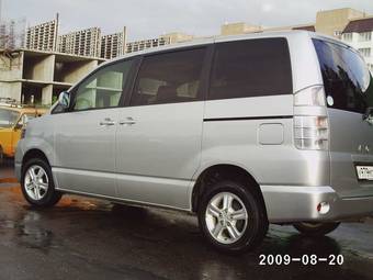 2002 Toyota Voxy Pictures