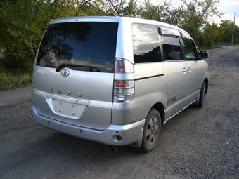 2002 Toyota Voxy Pics