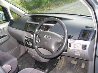 2002 Toyota Voxy Pictures