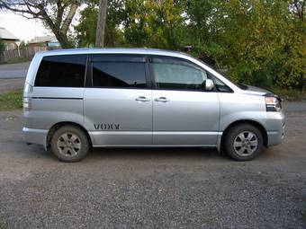 2002 Toyota Voxy Pictures