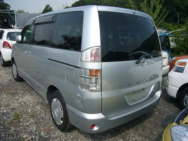 2003 Toyota Voxy