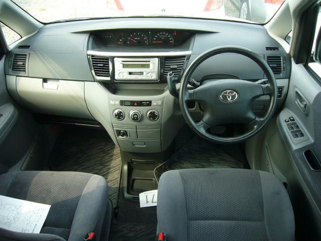 2003 Toyota Voxy