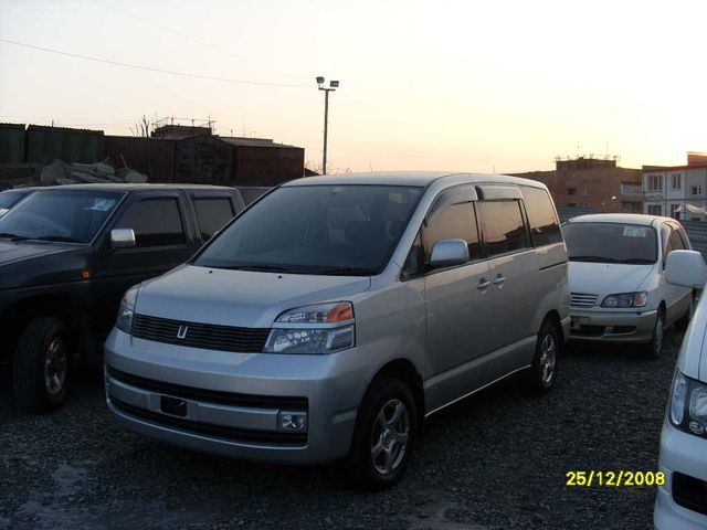 2003 Toyota Voxy