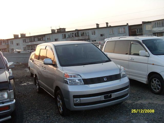 2003 Toyota Voxy