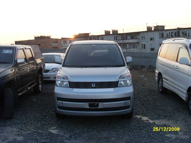 2003 Toyota Voxy