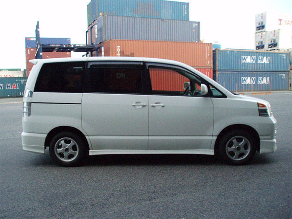 2003 Toyota Voxy