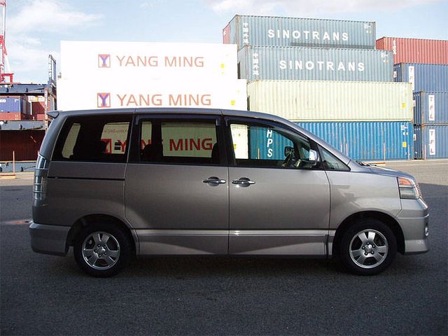 2003 Toyota Voxy