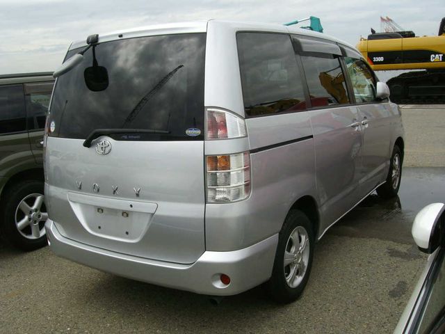 2003 Toyota Voxy