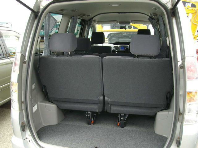 2003 Toyota Voxy