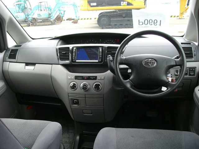 2003 Toyota Voxy