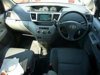 2003 Toyota Voxy Photos