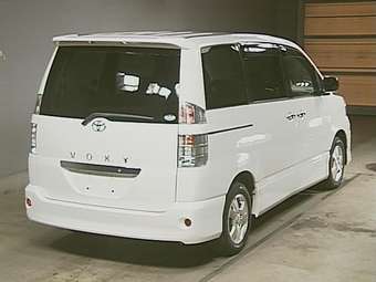 2003 Toyota Voxy Images