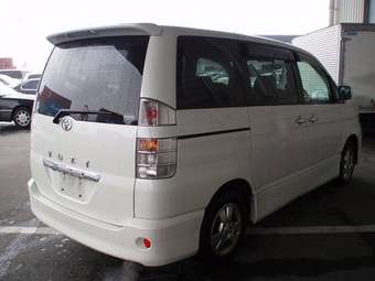 2003 Toyota Voxy Photos