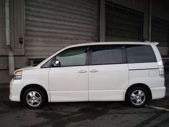 2003 Toyota Voxy Pictures