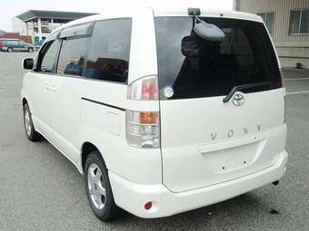 2003 Toyota Voxy Photos