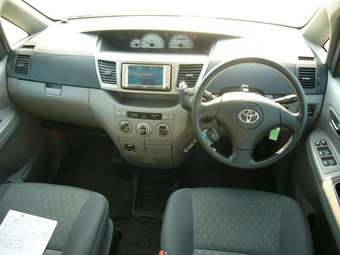2003 Toyota Voxy Photos