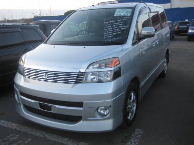 2003 Toyota Voxy