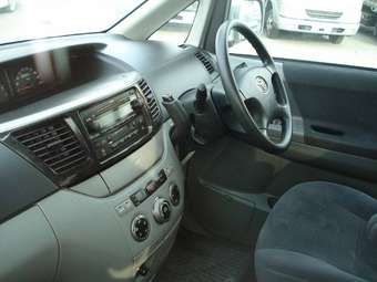 2003 Toyota Voxy Photos