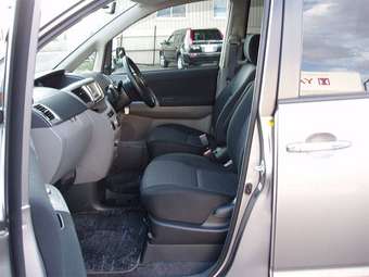 2003 Toyota Voxy Pictures