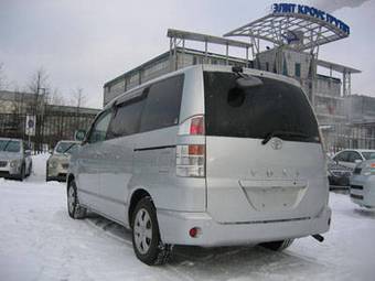 2003 Toyota Voxy Photos