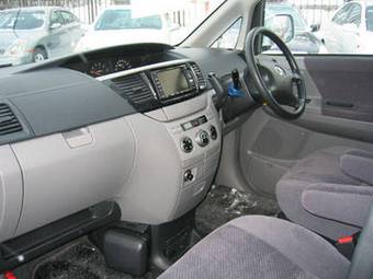 2003 Toyota Voxy Images