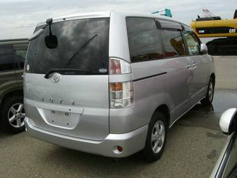 2003 Toyota Voxy Photos