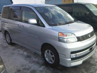 2003 Toyota Voxy Images