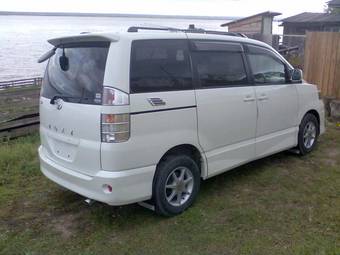 2003 Toyota Voxy Photos