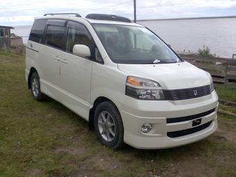 2003 Toyota Voxy Photos