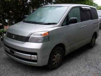 2003 Toyota Voxy Photos