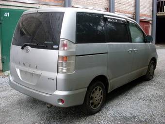 2003 Toyota Voxy Photos