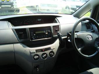 2003 Toyota Voxy Photos