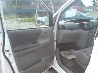 2003 Toyota Voxy Pics
