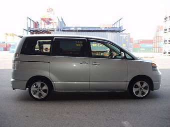 2004 Toyota Voxy Pictures