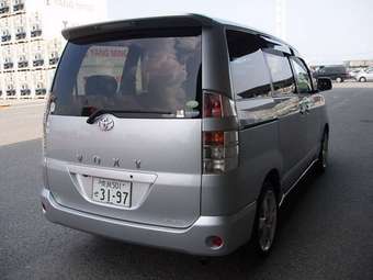 2004 Toyota Voxy Photos