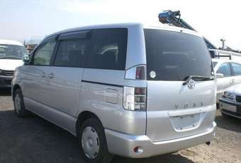 2004 Toyota Voxy Pictures