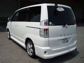 2004 Toyota Voxy Pictures