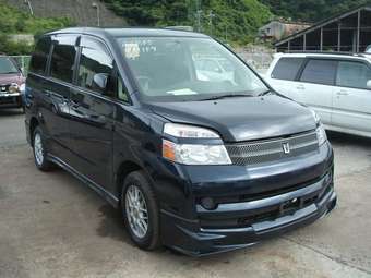 2004 Toyota Voxy Pictures