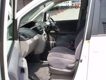 2004 Toyota Voxy Pictures