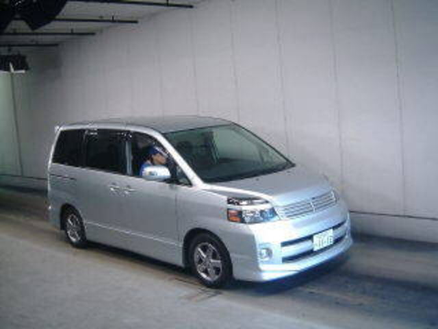 2004 Toyota Voxy