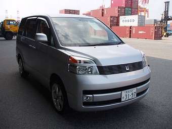 2004 Toyota Voxy Images