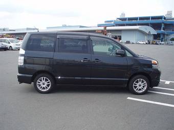 2004 Toyota Voxy Photos