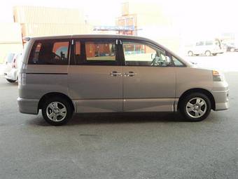 2004 Toyota Voxy Photos