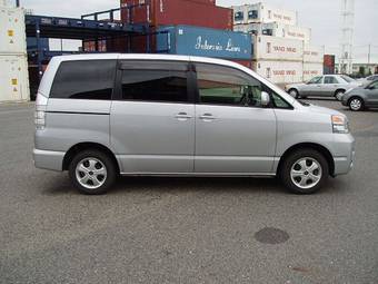 2004 Toyota Voxy Pictures