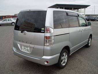 2004 Toyota Voxy Photos