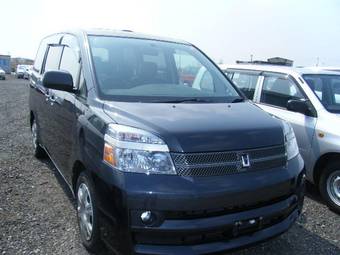 2004 Toyota Voxy Photos