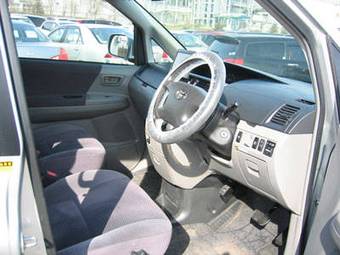 2004 Toyota Voxy Pictures