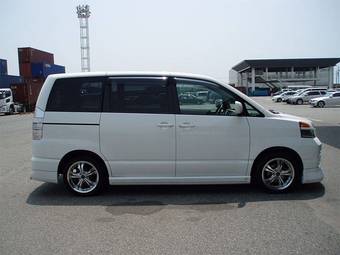 2004 Toyota Voxy Pictures