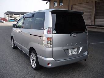 2004 Toyota Voxy Pictures