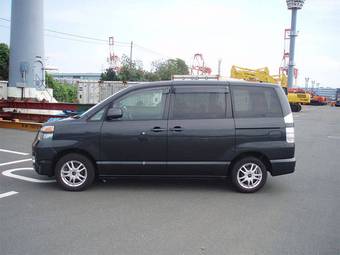 2004 Toyota Voxy Photos